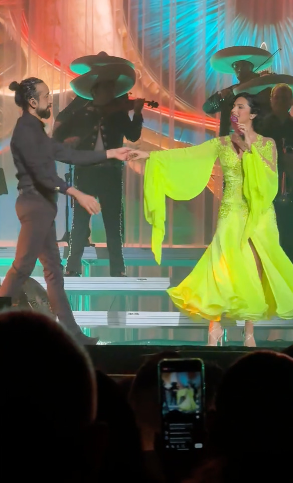 Acusan a Ángela Aguilar de copiar show de Cazzu