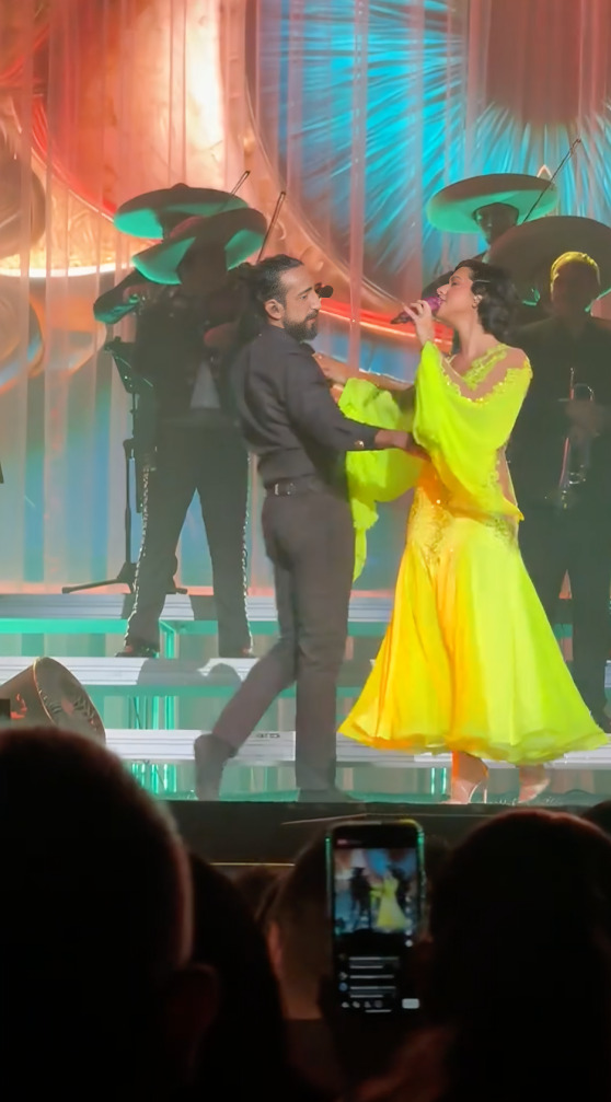 Acusan a Ángela Aguilar de copiar show de Cazzu