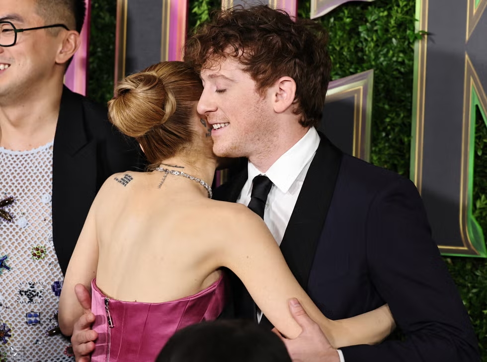 Ethan Slater y Ariana Grande: así inició su historia de amor