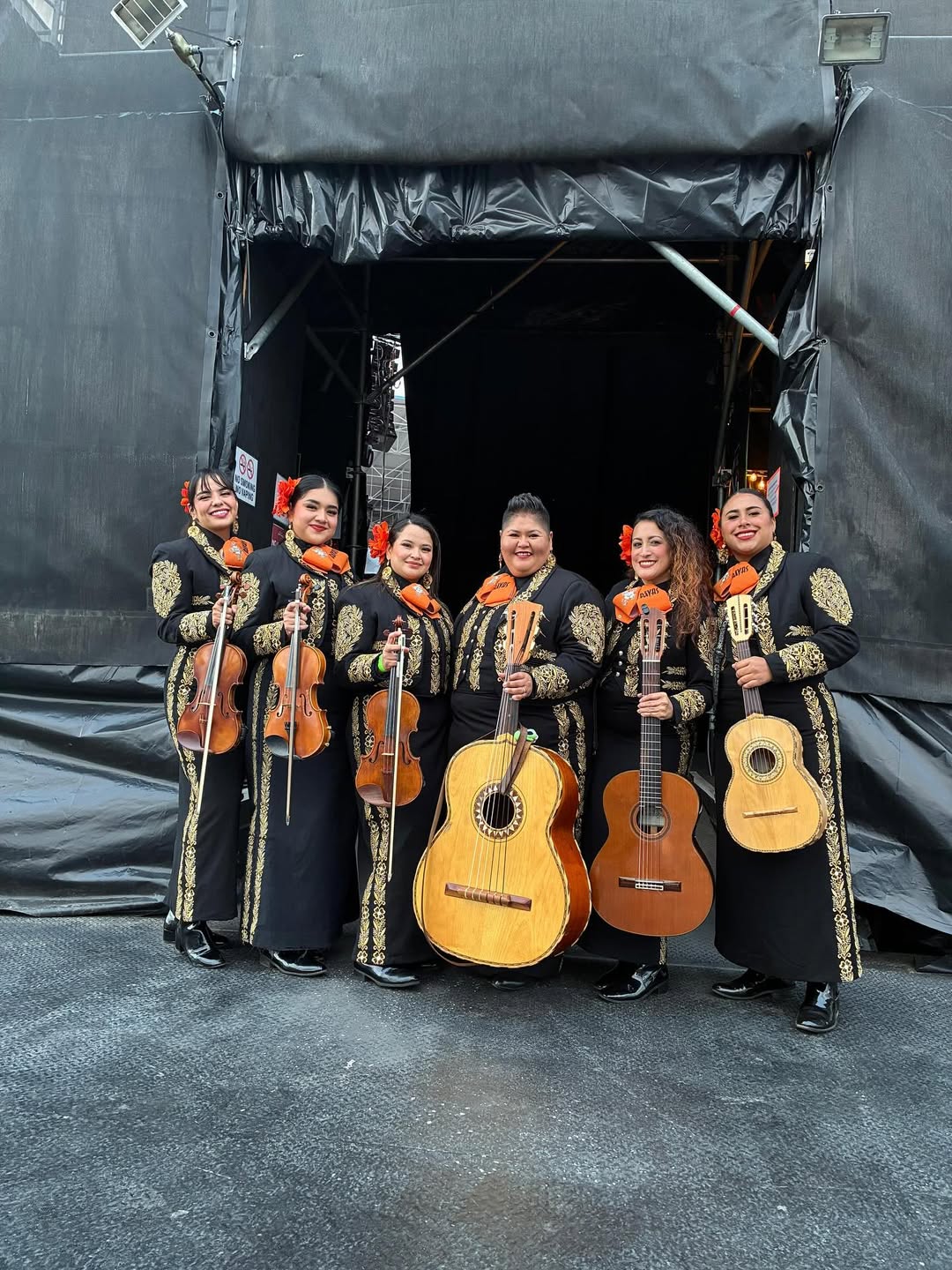 Mariachi Las Divas acompañó a Bad Bunny en el Super Bowl