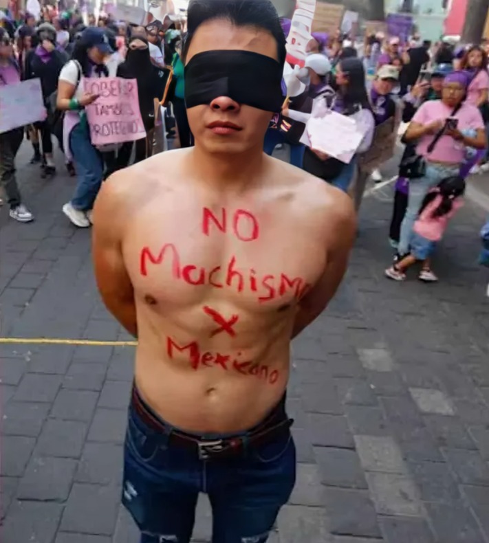 Hombre acude a marcha del 8M, lo identifican como deudor