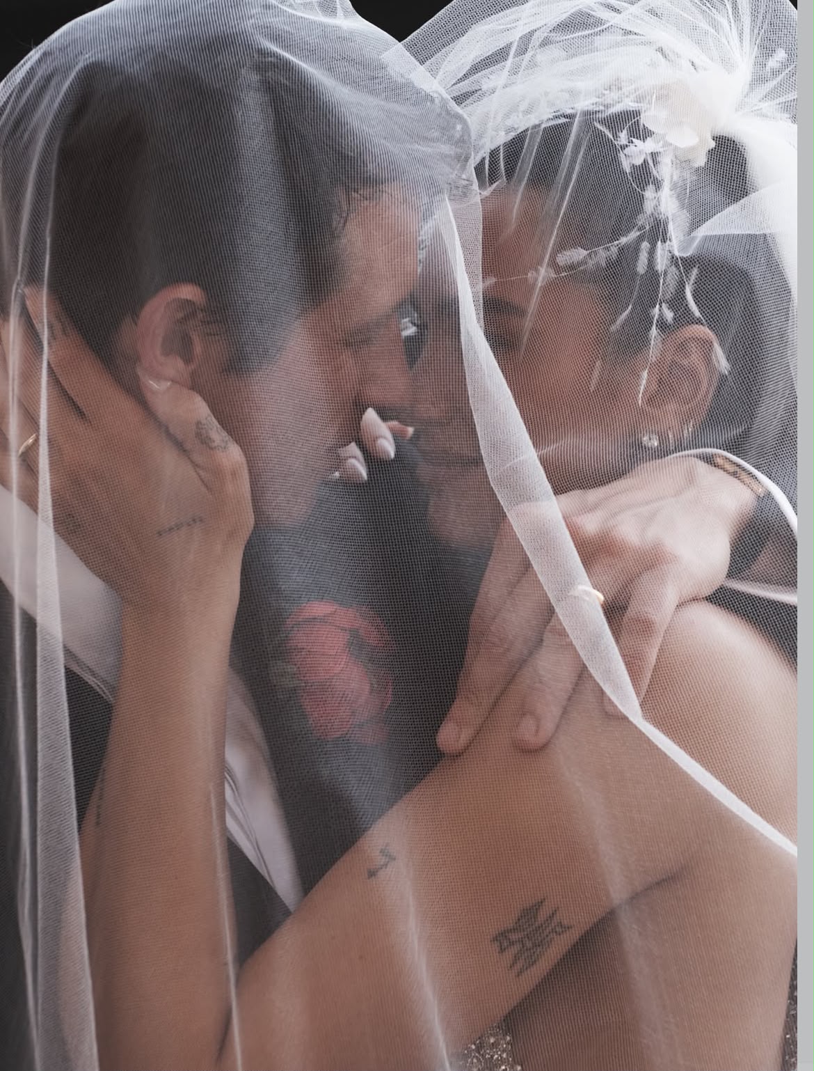 Dua Lipa causa sensación en redes sociales tras publicar fotos de su boda.