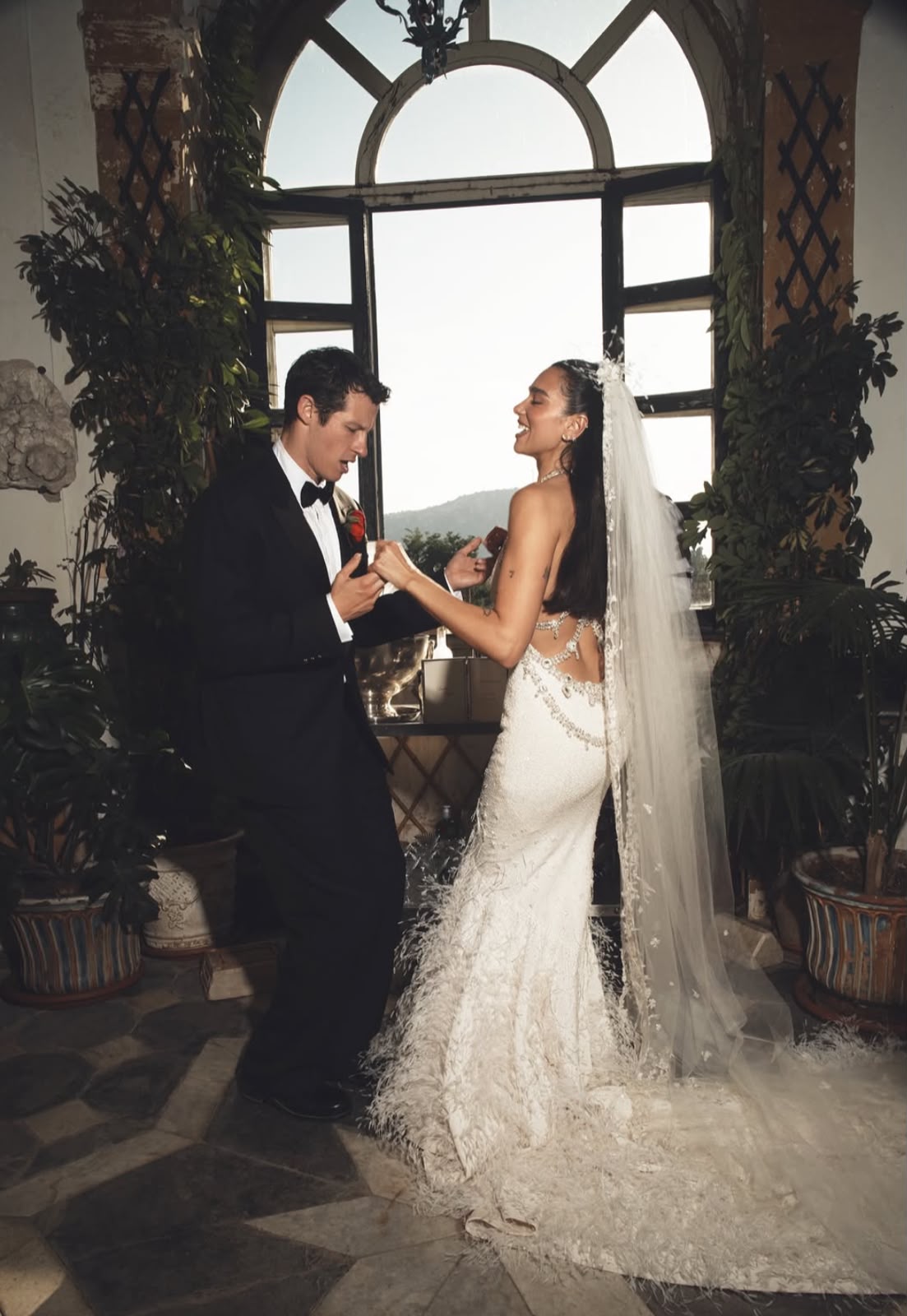 Dua Lipa comparte imágenes oficiales de su enlace matrimonial con Callum Turner.
