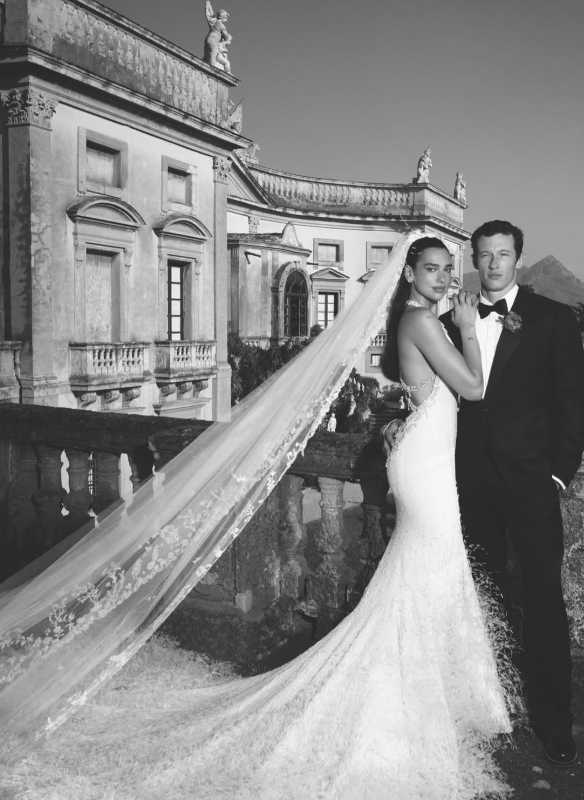 Dua Lipa comparte momentos inéditos de su boda a través de Instagram.