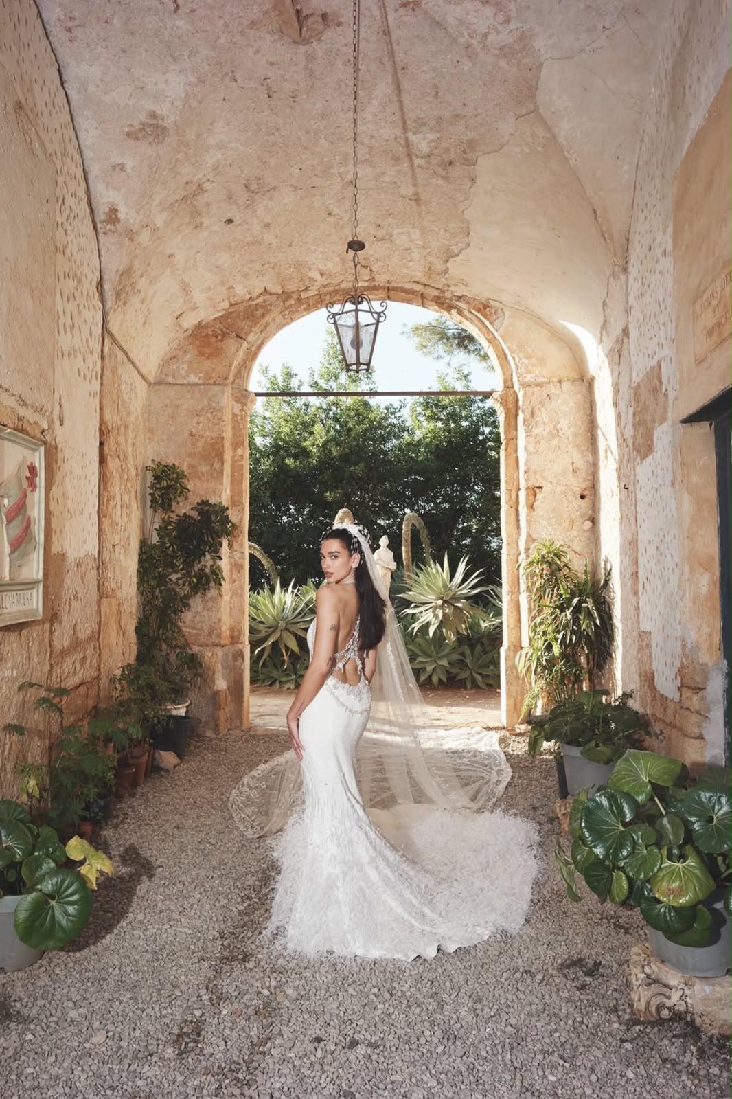 Dua Lipa y Callum Turner posan durante su boda celebrada en Sicilia.